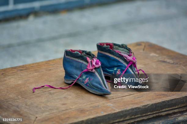 shoes feet shoes apparel clothing folk arts and crafts folk manual products articles for daily use cloth shoes shoes foot binding folk culture national costumes bound feet little shoes and small embroidered shoes - chinese foot binding stock pictures, royalty-free photos & images