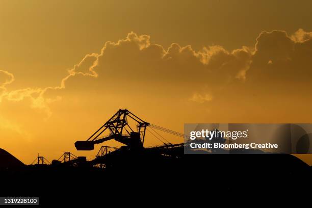 coal excavator at a working coal mine - mines de charbon photos et images de collection