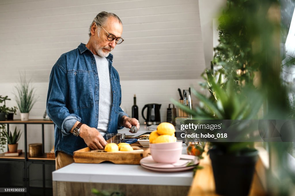 Kruidenthee bereiden in de keuken