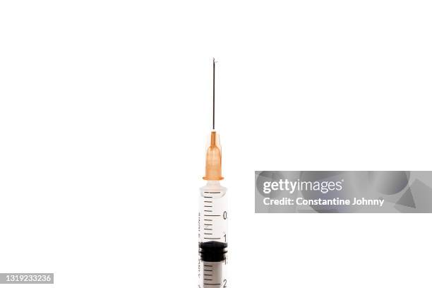 close up of medical syringe needle isolated on white background - injecteren stockfoto's en -beelden