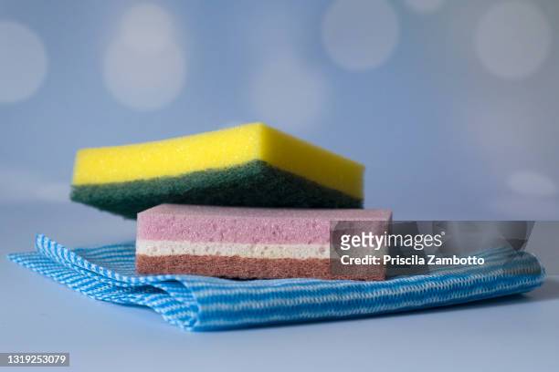 cleaning material - dish sponges and cleaning cloth - wash the dishes stockfoto's en -beelden