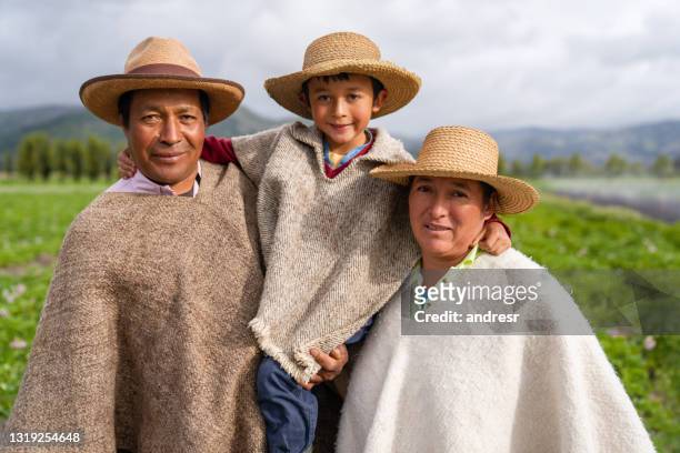 農業で農業に携行するラテンアメリカの家族と - ポンチョ ストックフォトと画像