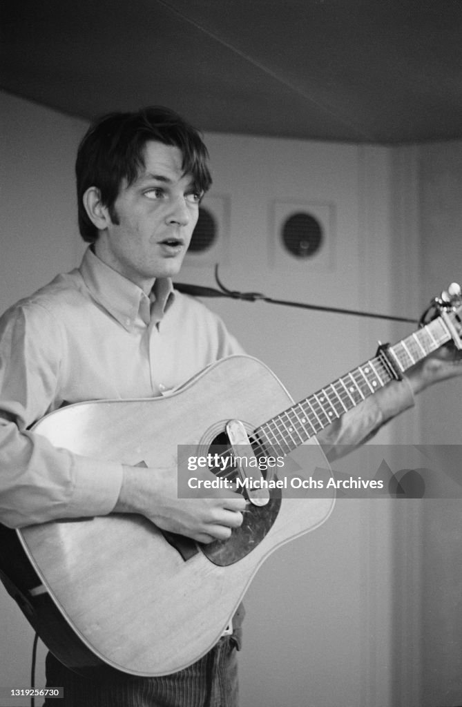 øjenvipper Gå rundt Generator American guitarist John Fahey playing an acoustic guitar, a capo on... News  Photo - Getty Images