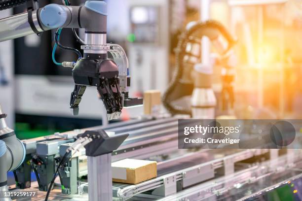 co-operate robot is working by pick the box to packing in manufacturing factory concept smart warehouse 4.0. - automatizado fotografías e imágenes de stock