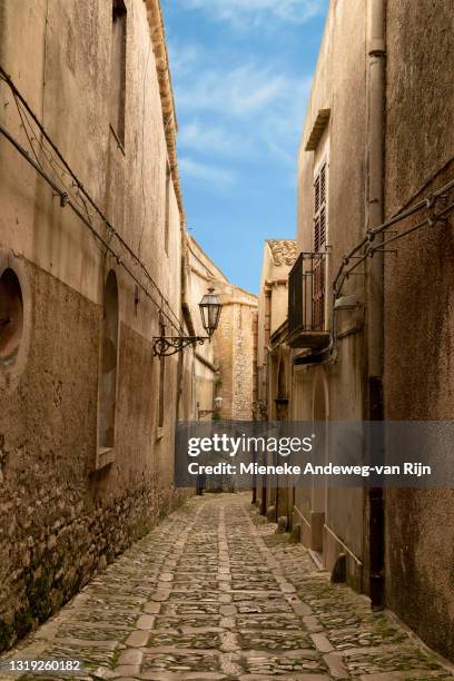 narrow cobbled street in erice, a medieval town, trapani province, sicily, italy - erice imagens e fotografias de stock