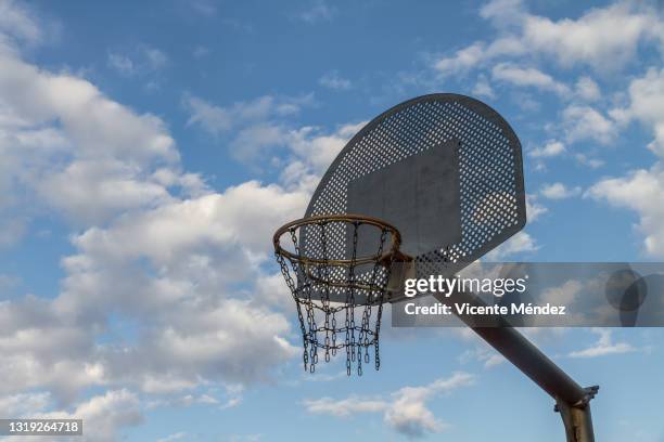 metal basket - basketball net stockfoto's en -beelden