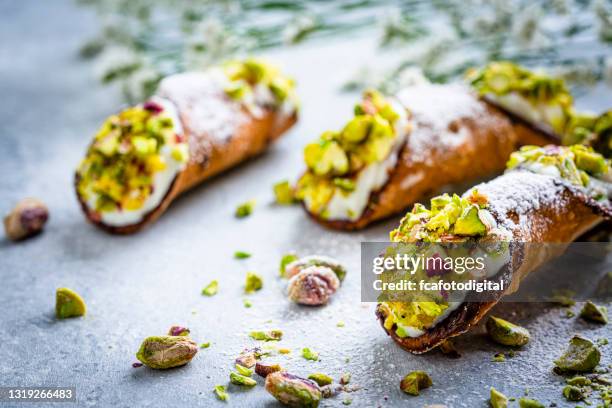 postre típico italiano cannoli de sicilia - dessert sweet food fotografías e imágenes de stock