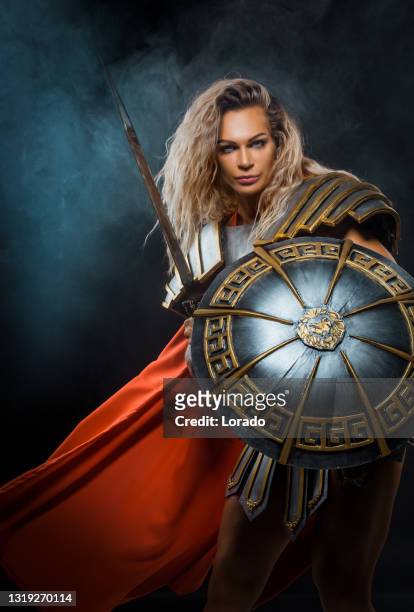 uma mulher guerreira gladiador segurando uma arma - mulher guerreira - fotografias e filmes do acervo