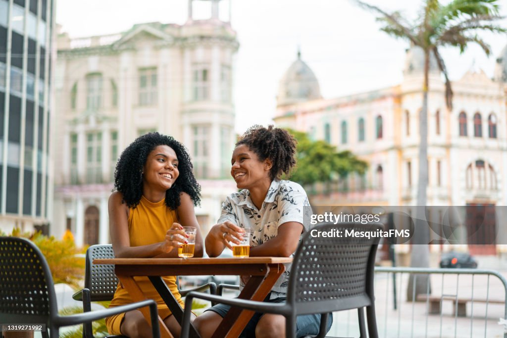 Vrienden die bier drinken bij de staaf in Recife Pernambuco
