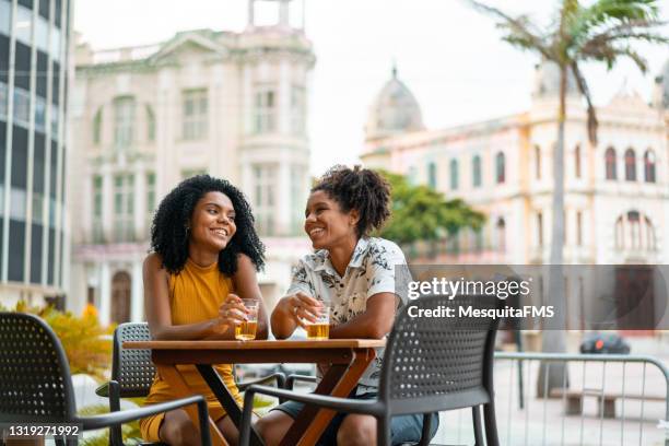 朋友在伯南布哥累西腓酒吧喝啤酒 - lesbian dating 個照片及圖片檔