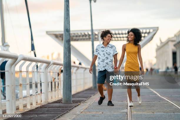 pareja lesbiana caminando de la mano en recife pernambuco - pasear en coche sin destino fotografías e imágenes de stock