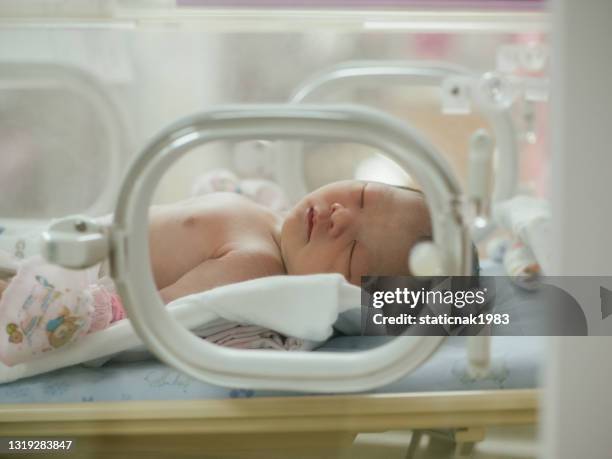 bebé recién nacido durmiendo. - neonatal intensive care unit fotografías e imágenes de stock