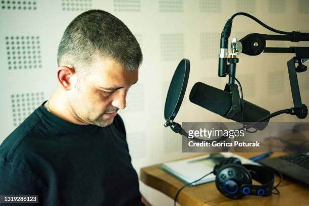 hôte masculin bel de radio dans le studio - animateur radio photos et images de collection
