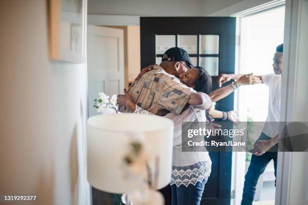 família estendida reunindo-se para a reunião - reconciliation - fotografias e filmes do acervo