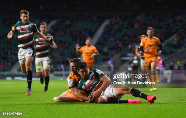 Vincent Rattez of Montpellier Herault scores his side's first try while being challenged by Matias Moroni of Leicester Tigers during the European...