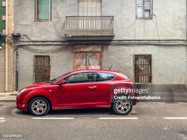 röd alfa romeo bilmodell mito parkerad på gatan - alfa romeo mito bildbanksfoton och bilder