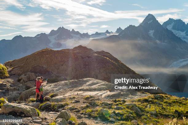hikers near lac blanc on the tour du mont blanc trekking route in the french alps near chamonix - auvernia ródano alpes fotografías e imágenes de stock
