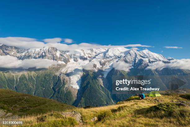 a man trekking the gr5 trail or grand traverse des alps near refuge de bellachat with views of the mont blanc massif in the distance - recreational pursuit photos et images de collection