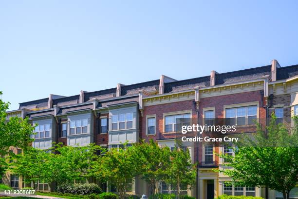 row of brick townhouses - terraced house stock-fotos und bilder