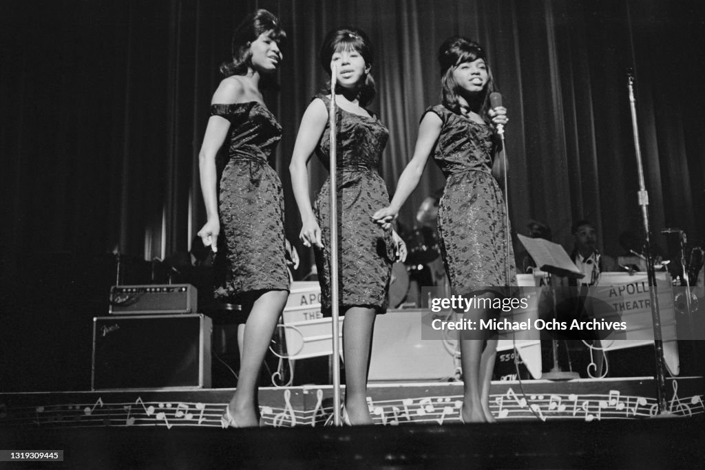 The Dixie Cups Play The Apollo