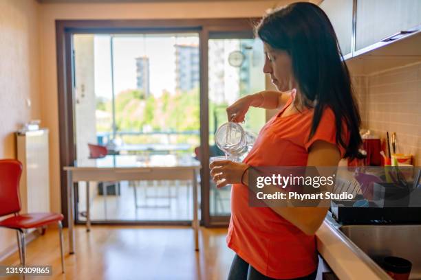 jong zwanger vrouwen drinkwater - morning sickness stockfoto's en -beelden