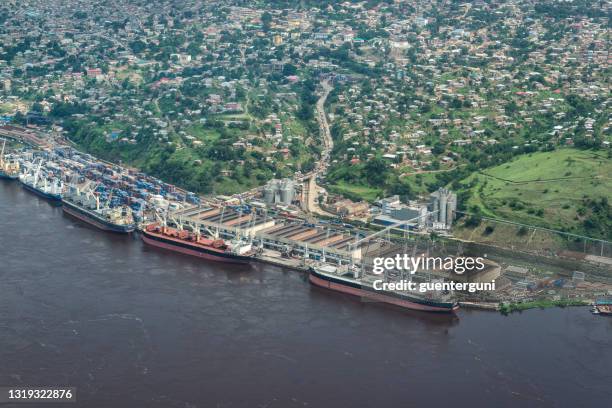 matadi, der wichtigste seehafen des kongo, demokratische republik kongo - congo stock-fotos und bilder