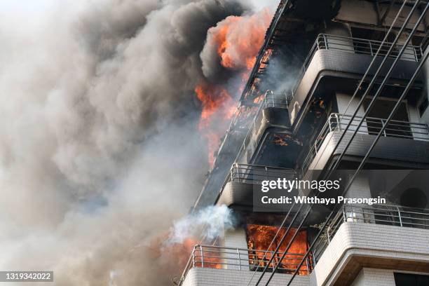 old skyscraper in fire - flammenmeer stock-fotos und bilder