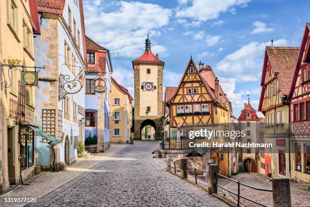 plonlein street with city gates, rothenburg ob der tauber, bavaria, germany - vicolo foto e immagini stock