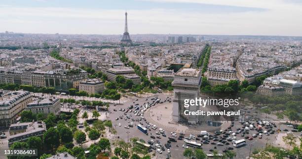 arc de triomphe in paris frankreich, luftbild - arc de triomphe stock-fotos und bilder