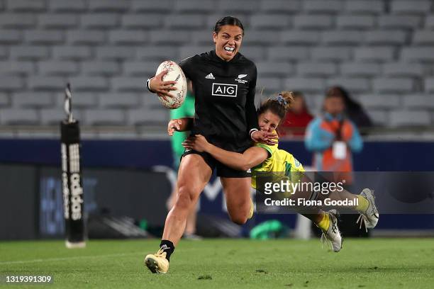 Stacey Fluhler of the Black Ferns Sevens heads up the sideline during the match between the Black Ferns Sevens and the Australian Wallaroos Sevens at...
