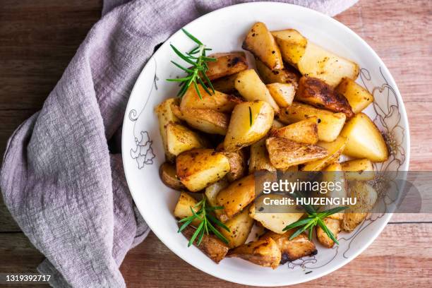 roasted potatoes with rosemary top view - batata imagens e fotografias de stock