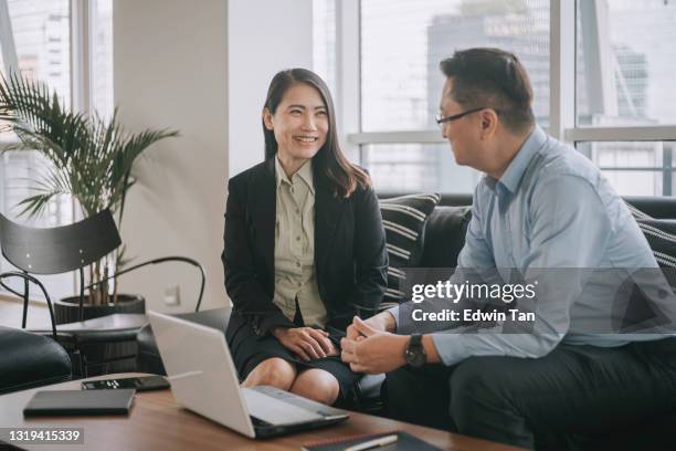 aziatische chinese bankier die aan zijn cliënten op investeringsplan in bedrijfslounge uitlegt - business chinese men talking stockfoto's en -beelden