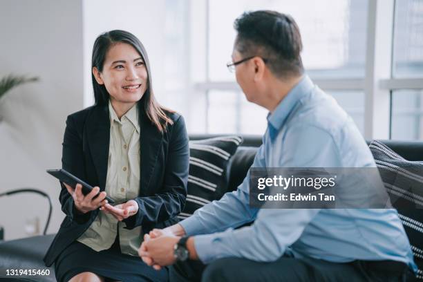 asiatische chinesische bankerin erklärt ihren kunden auf investitionsplan in vip lounge - bank meeting stock-fotos und bilder