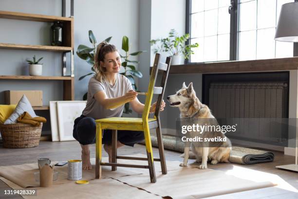 vrouw thuis die stoel repareert - furniture stockfoto's en -beelden