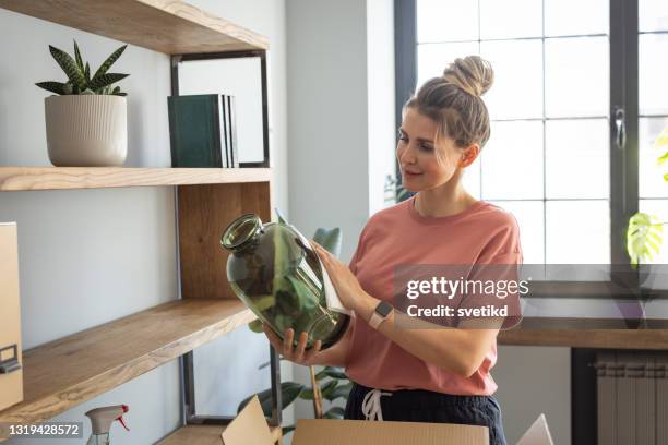presagio de cosas en el nuevo apartamento - jarrón fotografías e imágenes de stock