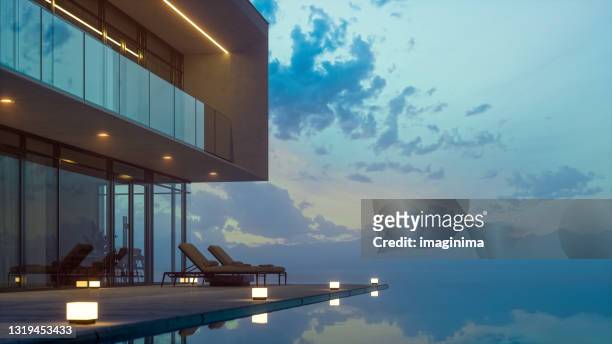 modernes luxushaus mit privatem infinity-pool in der dämmerung - hotel stock-fotos und bilder