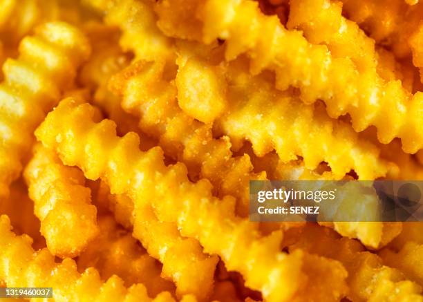 crinkle-cut french fries - freidora fotografías e imágenes de stock