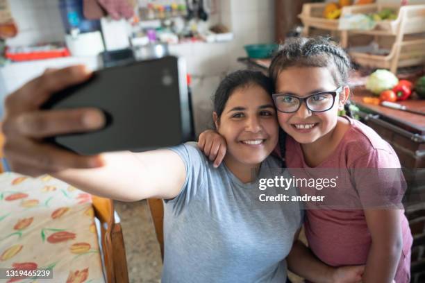 mère et descendant heureux prenant un selfie à la maison - agriculteur selfie photos et images de collection