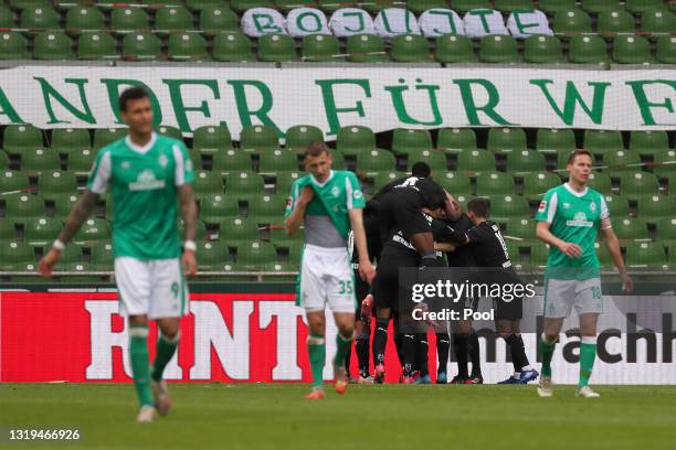 The Borussia Moenchengladbach squad celebrate their teams second goal scored by Marcus Thuram of Borussia Moenchengladbach during the Bundesliga...