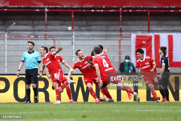Max Kruse of 1. FC Union Berlin celebrates with team mates after scoring their side's second goal during the Bundesliga match between 1. FC Union...