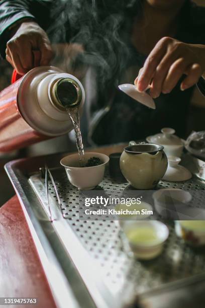 preparing chinese tea - 中国茶 ストックフォトと画像