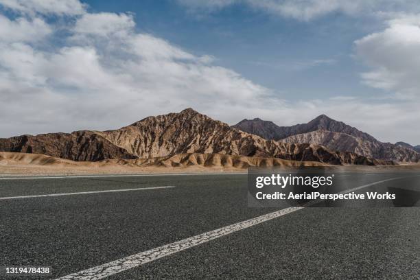 road in dramatic mountain range - berma da estrada imagens e fotografias de stock