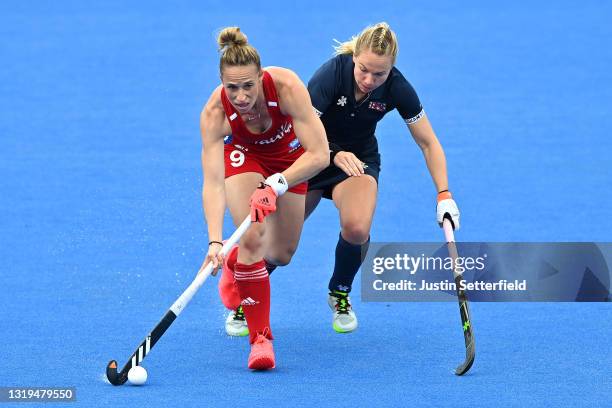 Susannah Townsend of Great Britain holds off Nicole Woods of the United States during the FIH Hockey Pro League match between Great Britain Women and...