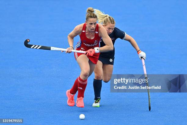 Susannah Townsend of Great Britain holds off Nicole Woods of the United States during the FIH Hockey Pro League match between Great Britain Women and...