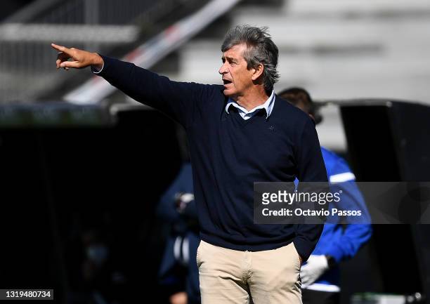 Manuel Pellegrini, Head Coach of Real Betis gives his team instructions during the La Liga Santander match between RC Celta and Real Betis at...