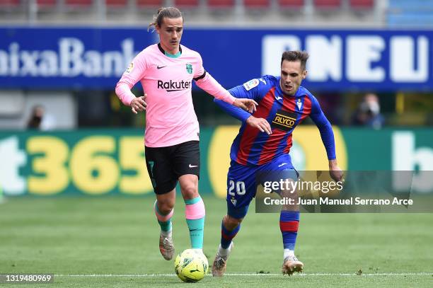 Antoine Griezmann of FC Barcelona is challenged by Rober of SD Eibar during the La Liga Santander match between SD Eibar and FC Barcelona at Estadio...