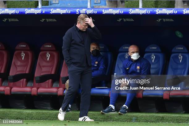 Ronald Koeman, Head coach of FC Barcelona reacts during the La Liga Santander match between SD Eibar and FC Barcelona at Estadio Municipal de Ipurua...