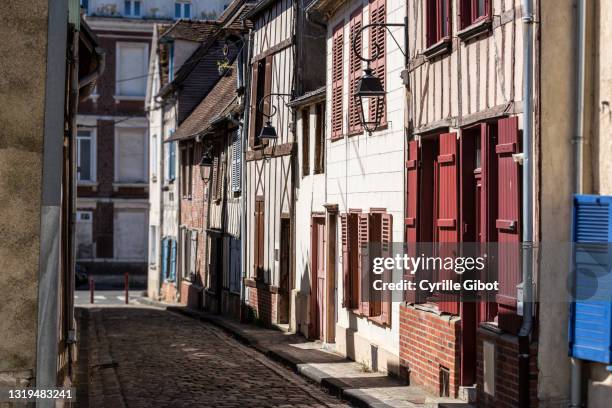 street in the old town of beauvais, hauts-de-france, oise - オワーズ ストックフォトと画像