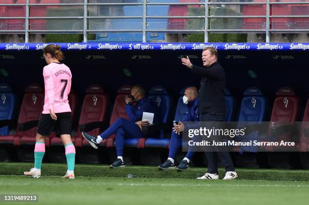 Ronald Koeman, Head coach of FC Barcelona gives their team instructions during the La Liga Santander match between SD Eibar and FC Barcelona at...