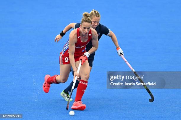 Susannah Townsend of Great Britain holds off Nicole Woods of the United States during the FIH Hockey Pro League match between Great Britain Women and...